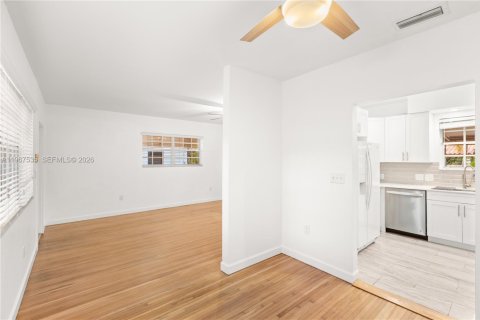 House in Miami, Florida 3 bedrooms, 104.61 sq.m. № 2028722 - photo 10