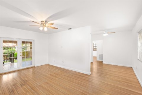 House in Miami, Florida 3 bedrooms, 104.61 sq.m. № 2028722 - photo 12