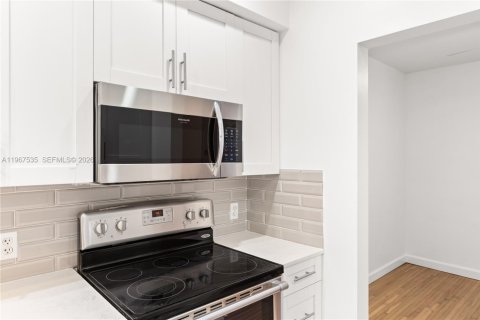 House in Miami, Florida 3 bedrooms, 104.61 sq.m. № 2028722 - photo 9