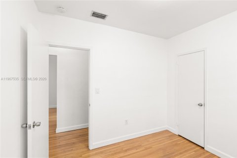 House in Miami, Florida 3 bedrooms, 104.61 sq.m. № 2028722 - photo 20