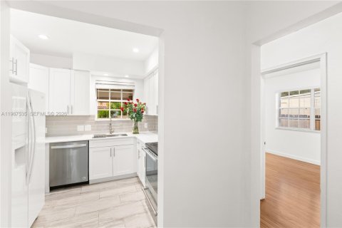 House in Miami, Florida 3 bedrooms, 104.61 sq.m. № 2028722 - photo 5