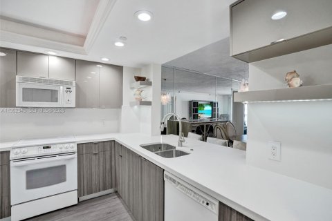 Condominio en venta en Hillsboro Beach, Florida, 3 dormitorios, 193.7 m2 № 2008479 - foto 19