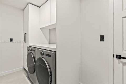 Casa en venta en Fort Lauderdale, Florida, 4 dormitorios, 256.32 m2 № 1955188 - foto 16