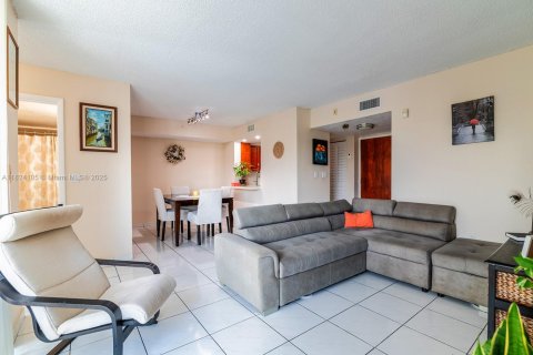 Condo in Miami, Florida, 2 bedrooms  № 1790121 - photo 15
