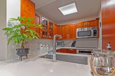Condo in Miami, Florida, 2 bedrooms  № 1790121 - photo 10