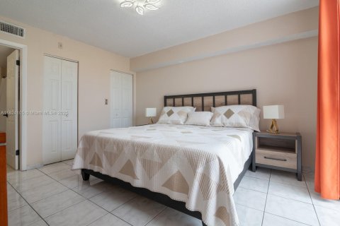 Condo in Miami, Florida, 2 bedrooms  № 1790121 - photo 24