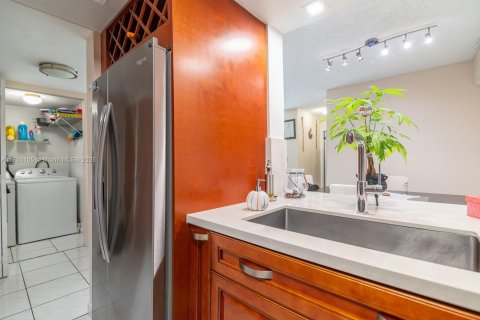 Condo in Miami, Florida, 2 bedrooms  № 1790121 - photo 6