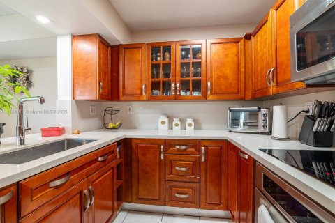 Condo in Miami, Florida, 2 bedrooms  № 1790121 - photo 5