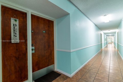 Condo in Miami, Florida, 2 bedrooms  № 1790121 - photo 4