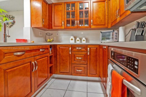 Condo in Miami, Florida, 2 bedrooms  № 1790121 - photo 9