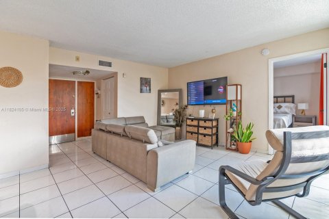 Condo in Miami, Florida, 2 bedrooms  № 1790121 - photo 13
