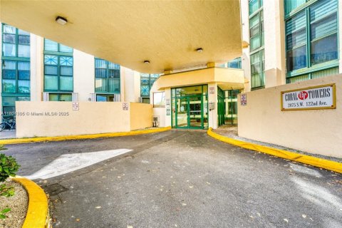 Condo in Miami, Florida, 2 bedrooms  № 1790121 - photo 2
