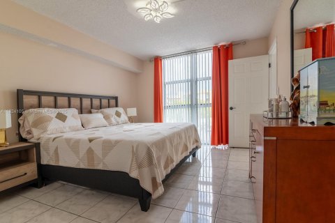 Condo in Miami, Florida, 2 bedrooms  № 1790121 - photo 25