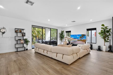 Купить виллу или дом в Форт-Лодердейл, Флорида 4 спальни, 206.99м2, № 2025762 - фото 11