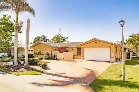 House in Punta Gorda, Florida 4 bedrooms, 227.8 sq.m. № 1551475 - photo 4