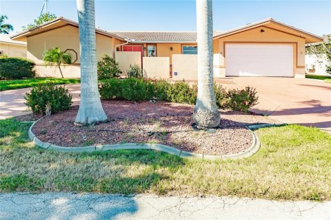 House in Punta Gorda, Florida 4 bedrooms, 227.8 sq.m. № 1551475 - photo 3