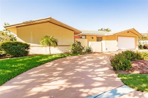House in Punta Gorda, Florida 4 bedrooms, 227.8 sq.m. № 1551475 - photo 1