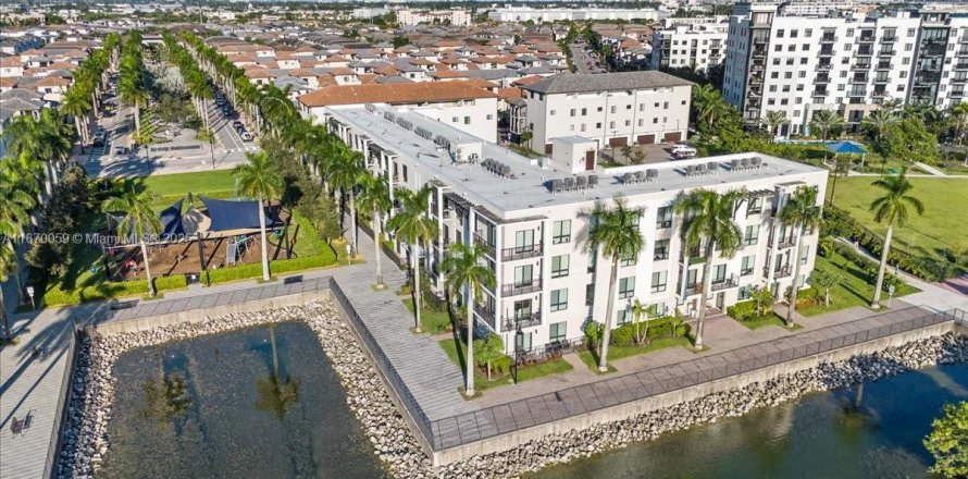 Condominio en Doral, Florida, 2 dormitorios  № 1882213