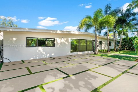 Villa ou maison à vendre à North Miami Beach, Floride: 4 chambres, 241.36 m2 № 1964778 - photo 2
