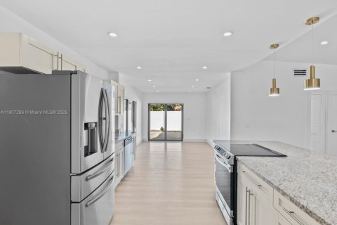 Villa ou maison à vendre à North Miami Beach, Floride: 4 chambres, 241.36 m2 № 1964778 - photo 10