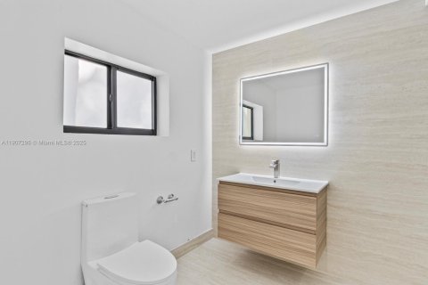 Villa ou maison à vendre à North Miami Beach, Floride: 4 chambres, 241.36 m2 № 1964778 - photo 18