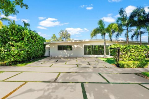 Villa ou maison à vendre à North Miami Beach, Floride: 4 chambres, 241.36 m2 № 1964778 - photo 1