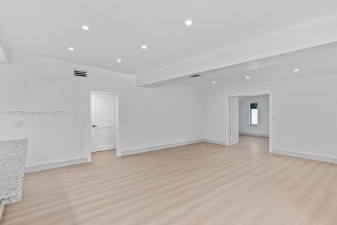 Villa ou maison à vendre à North Miami Beach, Floride: 4 chambres, 241.36 m2 № 1964778 - photo 11