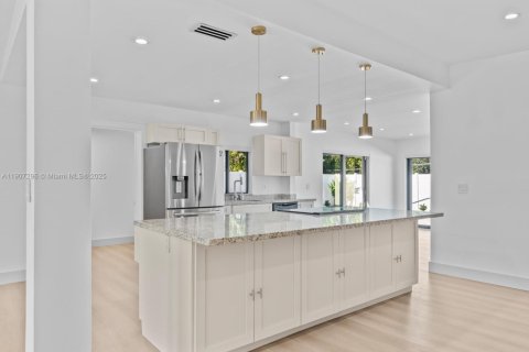 Villa ou maison à vendre à North Miami Beach, Floride: 4 chambres, 241.36 m2 № 1964778 - photo 9