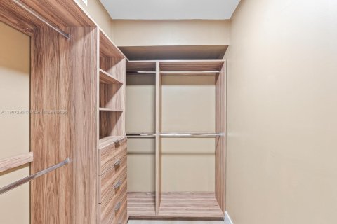 Villa ou maison à vendre à North Miami Beach, Floride: 4 chambres, 241.36 m2 № 1964778 - photo 17