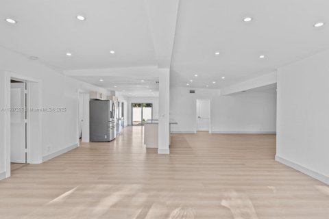 Villa ou maison à vendre à North Miami Beach, Floride: 4 chambres, 241.36 m2 № 1964778 - photo 7