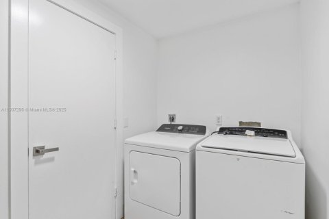 Villa ou maison à vendre à North Miami Beach, Floride: 4 chambres, 241.36 m2 № 1964778 - photo 24