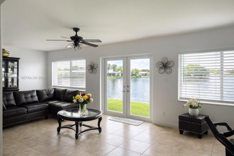 Villa ou maison à vendre à Tamarac, Floride: 2 chambres, 124.67 m2 № 2052469 - photo 11