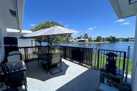 Villa ou maison à vendre à Tamarac, Floride: 2 chambres, 124.67 m2 № 2052469 - photo 2