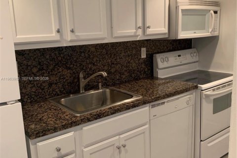 Condo in Key Biscayne, Florida, 2 bedrooms № 2081068 - photo 2