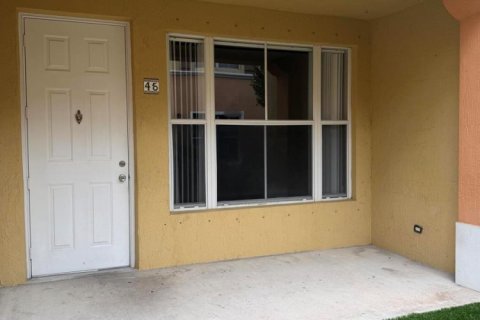 Condo in Palm Springs, Florida, 2 bedrooms № 2295464