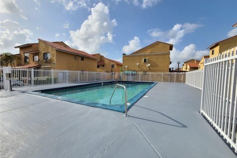 Copropriété à louer à Hialeah, Floride: 3 chambres, 90.3 m2 № 1999235 - photo 2