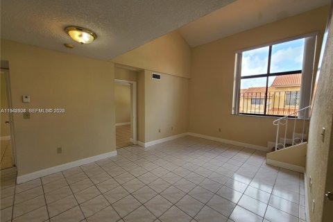 Copropriété à louer à Hialeah, Floride: 3 chambres, 90.3 m2 № 1999235 - photo 4
