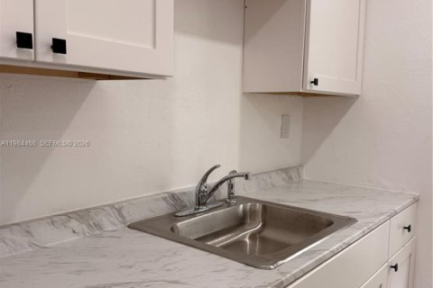 Appartement à louer à North Miami Beach, Floride: 1 chambre, 83.61 m2 № 2045698 - photo 4