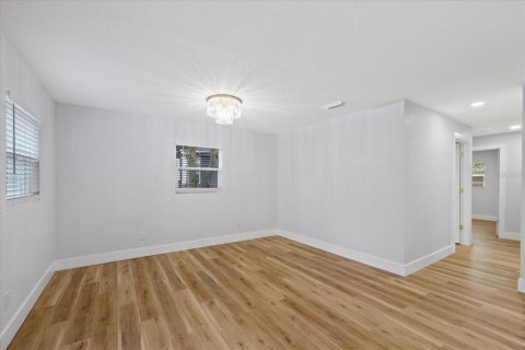House in Tampa, Florida 4 bedrooms, 90.86 sq.m. № 2227819 - photo 5