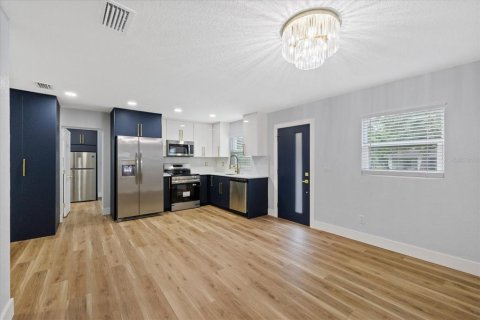 House in Tampa, Florida 4 bedrooms, 90.86 sq.m. № 2227819 - photo 8