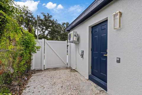 House in Tampa, Florida 4 bedrooms, 90.86 sq.m. № 2227819 - photo 12