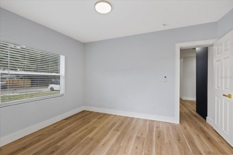 House in Tampa, Florida 4 bedrooms, 90.86 sq.m. № 2227819 - photo 14