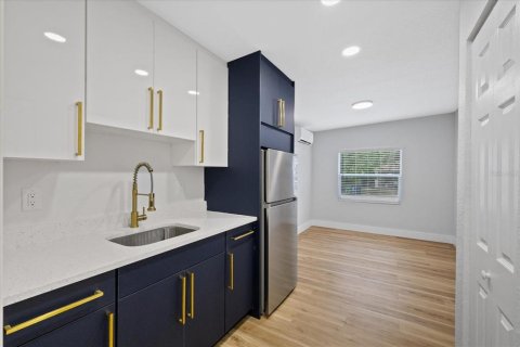 House in Tampa, Florida 4 bedrooms, 90.86 sq.m. № 2227819 - photo 16