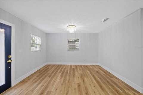 House in Tampa, Florida 4 bedrooms, 90.86 sq.m. № 2227819 - photo 4