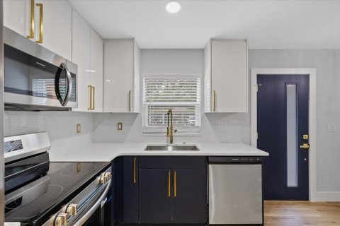 House in Tampa, Florida 4 bedrooms, 90.86 sq.m. № 2227819 - photo 9