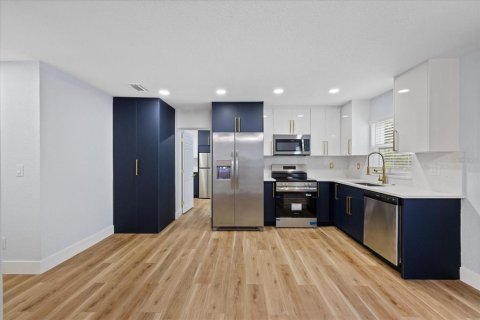 House in Tampa, Florida 4 bedrooms, 90.86 sq.m. № 2227819 - photo 7
