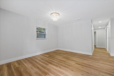 House in Tampa, Florida 4 bedrooms, 90.86 sq.m. № 2227819 - photo 6