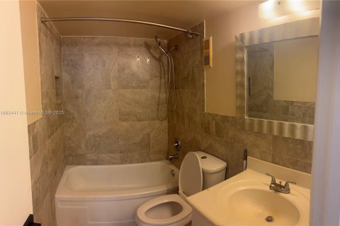 Condo in Miramar, Florida, 2 bedrooms  № 1928579 - photo 10