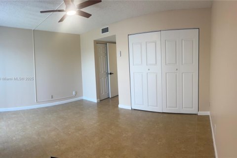 Condo in Miramar, Florida, 2 bedrooms  № 1928579 - photo 5