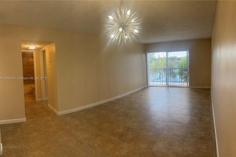 Condo in Miramar, Florida, 2 bedrooms  № 1928579 - photo 1